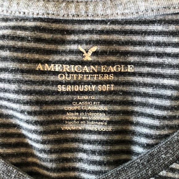 Men’s American Eagle seriously soft v-neck tee - Picture 3 of 3